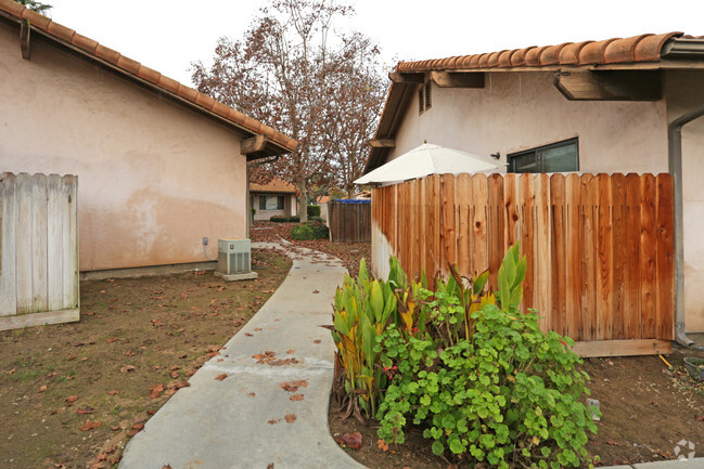 Building Photo - Las Casitas Retirement Village