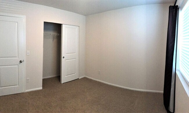 Building Photo - Stunning 2-Story Home Near Silver Lake
