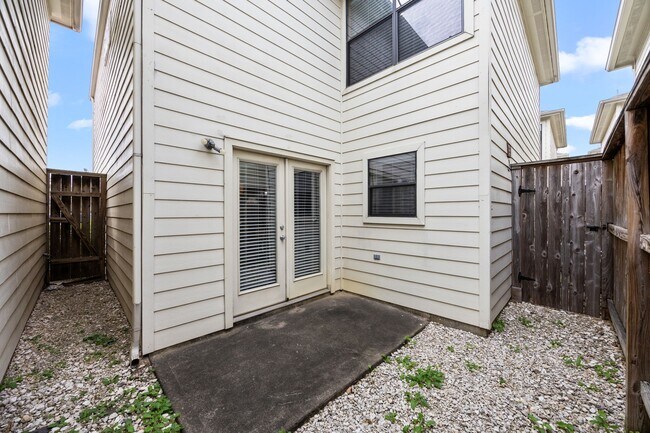 Building Photo - 5951 S Loop E