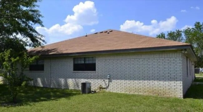 Building Photo - AVAILABLE NOW!