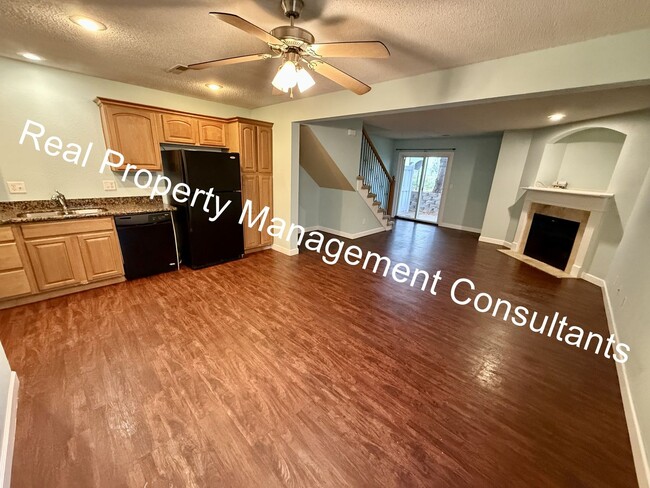 Building Photo - Beautifully Updated 3 Bedroom