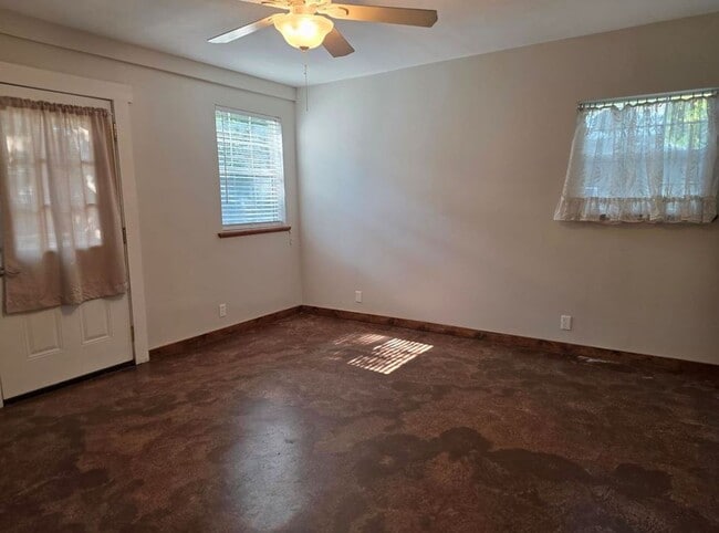 Building Photo - FOR LEASE!!