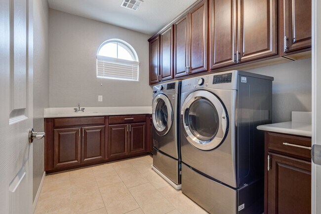 Building Photo - Stunning Summerlin Rental on Private Cul-d...