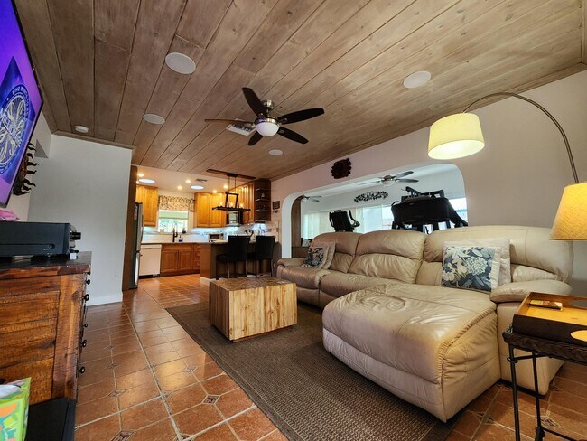 Building Photo - 1219 N M St