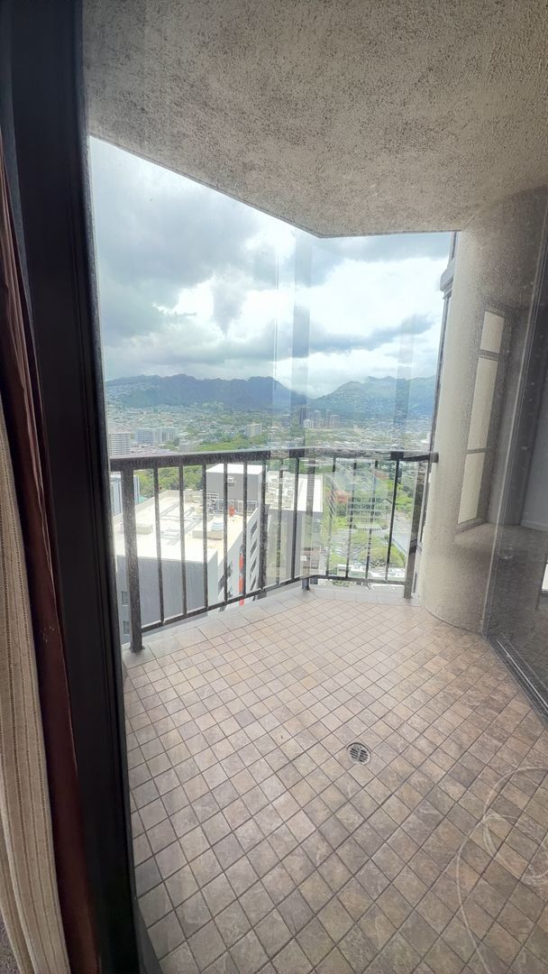 Building Photo - $2000 1BR/1BA, 1 Covered PKG, in the heart of Honolulu.