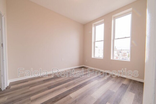 Building Photo - 112 N High St