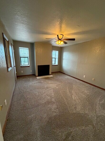 Building Photo - 2125 Beaumont Dr