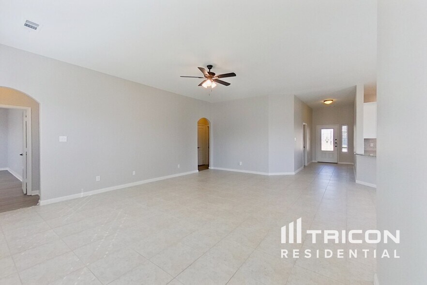 Building Photo - 616 Meadow Springs Dr