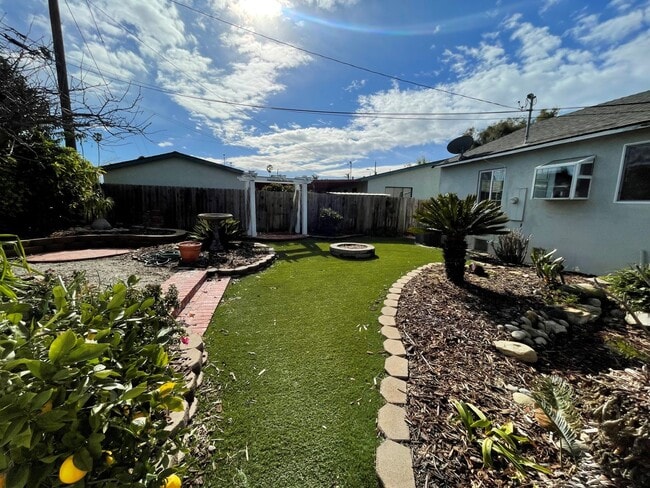 Building Photo - Quaint Midtown Ventura Home