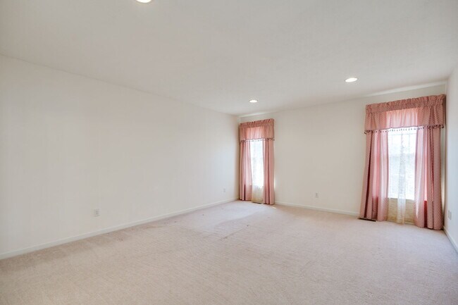 Building Photo - 2233 Oakbrook Blvd