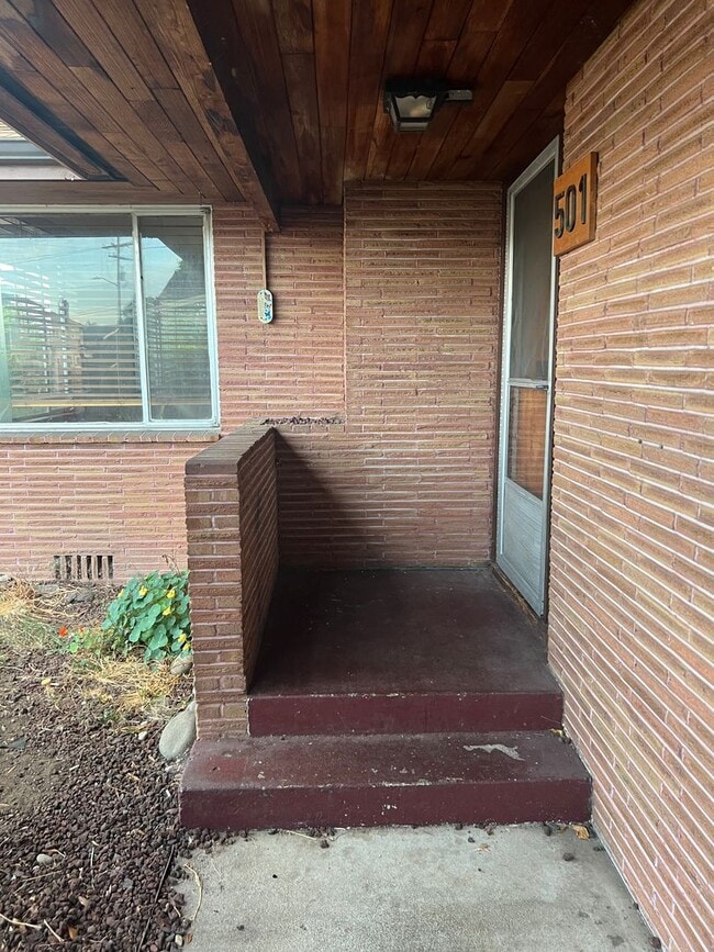 Building Photo - Charming home in a great neighborhood