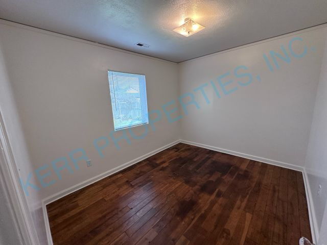 Building Photo - Charming 2-Bed Bungalow Retreat in Heart of Portland – Cozy 850 Sq Ft Space Awaits!