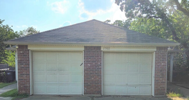 Building Photo - 1702 Stalcup Rd