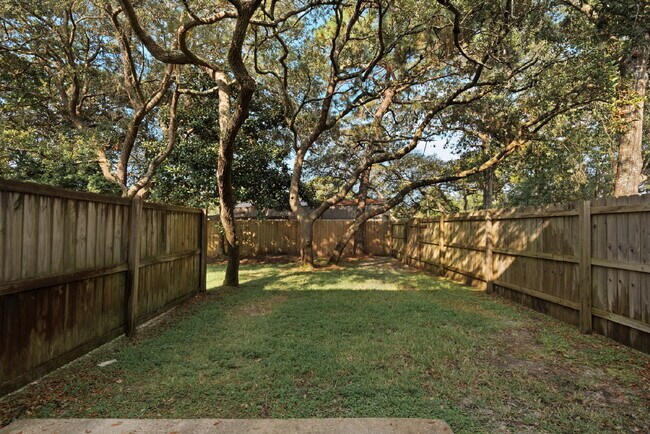 Building Photo - "Charming 2-Bed Townhouse Retreat with 2.5...