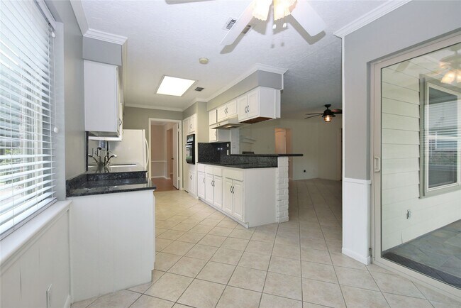 Building Photo - 2315 Eaglerock Dr