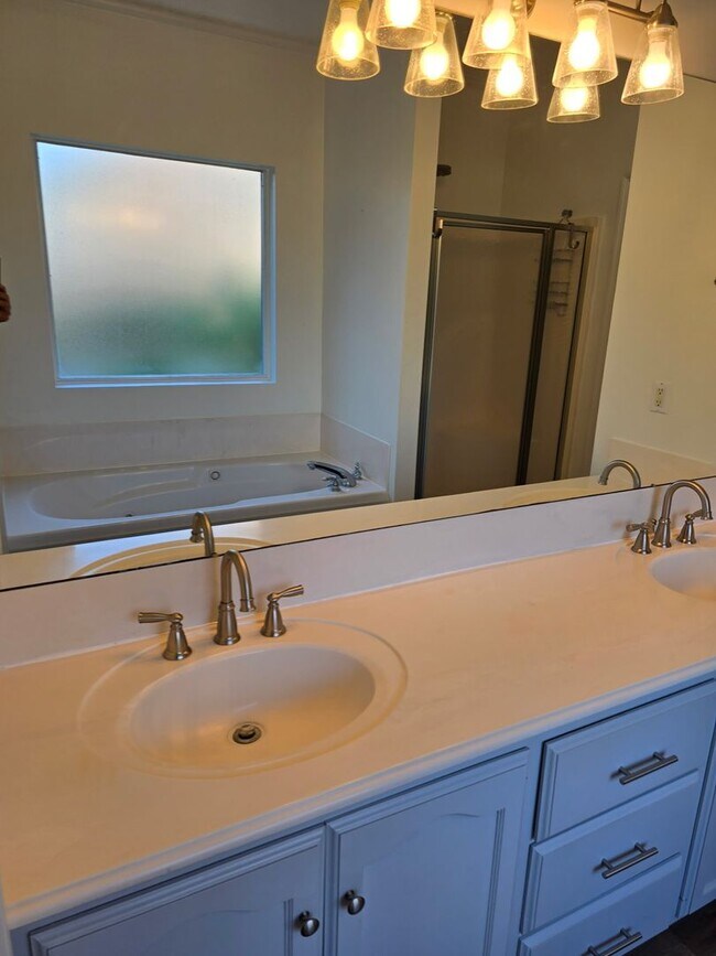 Building Photo - 3 bed 2 bath