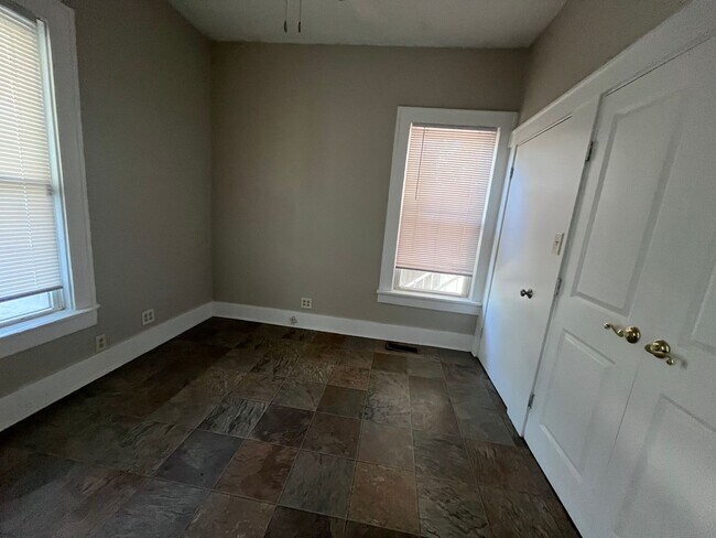 Building Photo - 4 Bedroom / 2 Bath House