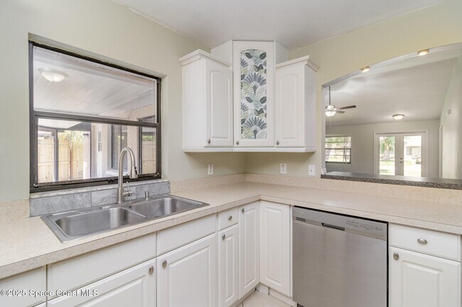 Building Photo - 841 Raintree Ave