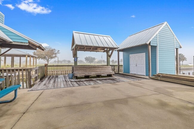 Building Photo - 461 Lake Breeze Rd