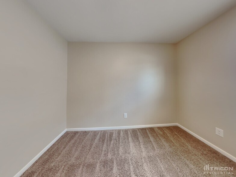 Building Photo - 524 Red Dusk Paint Dr
