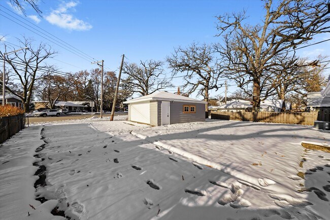 Building Photo - 9624 W Shore Dr