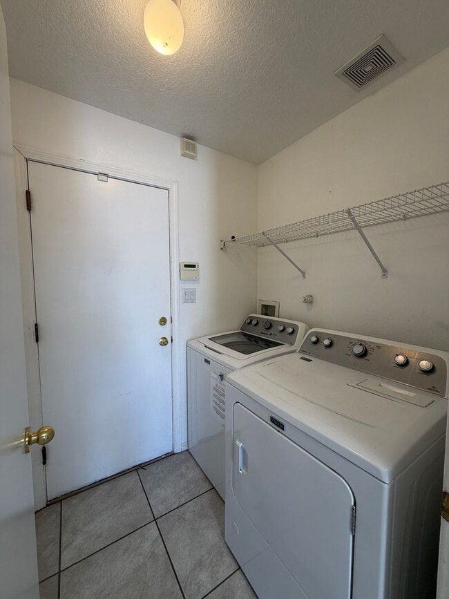 Building Photo - 3 Bedroom Home Near Unser Blvd NW & Ladera Dr NW!