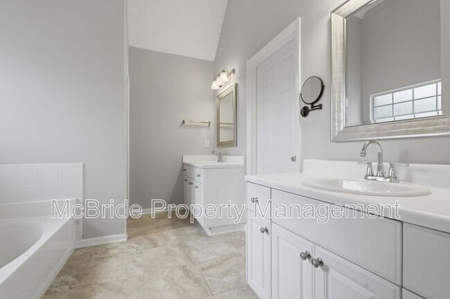 Building Photo - 827 Sonora Cir