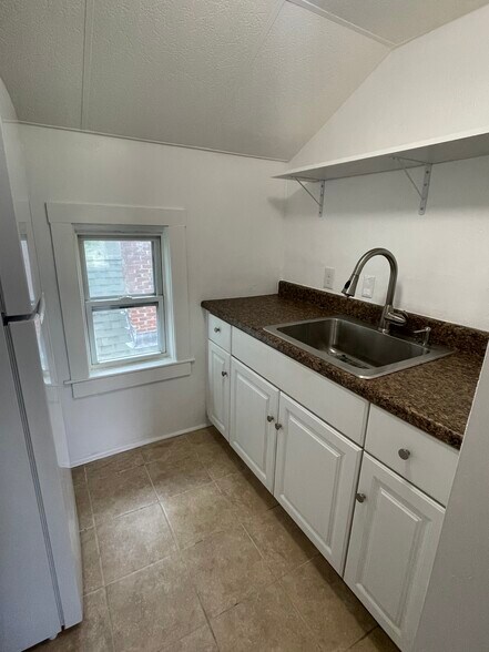 Building Photo - 83 Mayfield St
