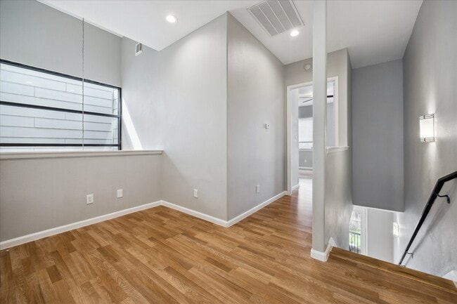 Building Photo - 802 Waverly St