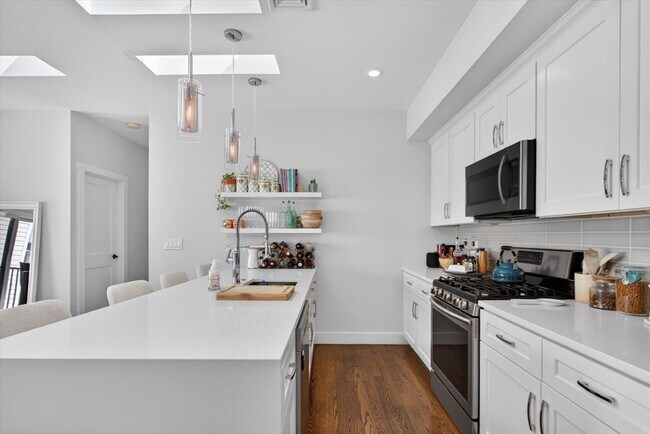 Building Photo - 15 W Bellflower St