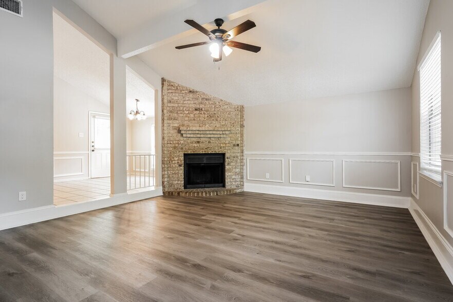Building Photo - 705 Nightingale Cir