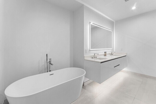 Building Photo - 220 Lake Shore Dr