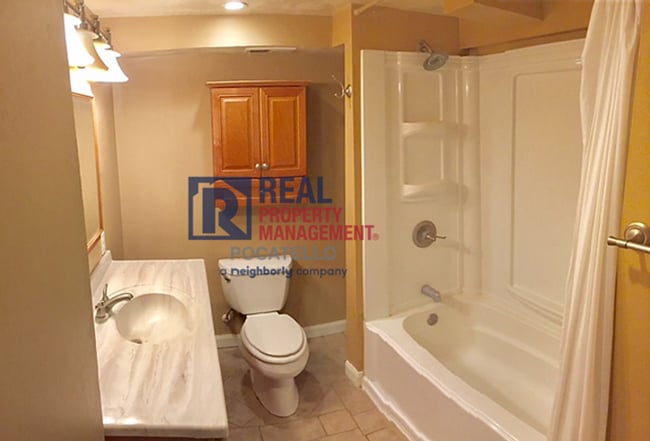 Building Photo - 3 bedroom 2 bath home - Dogs negotiable