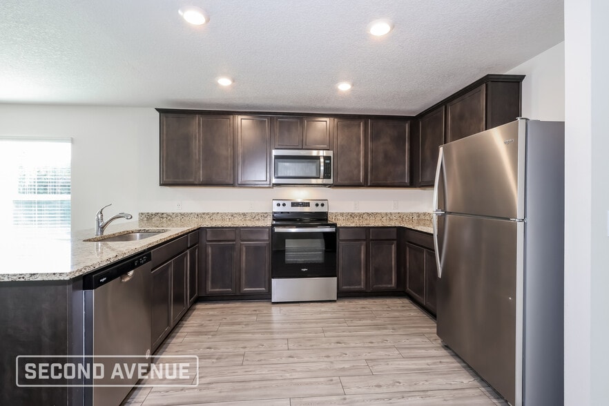 Building Photo - 3399 Lakeland Ave