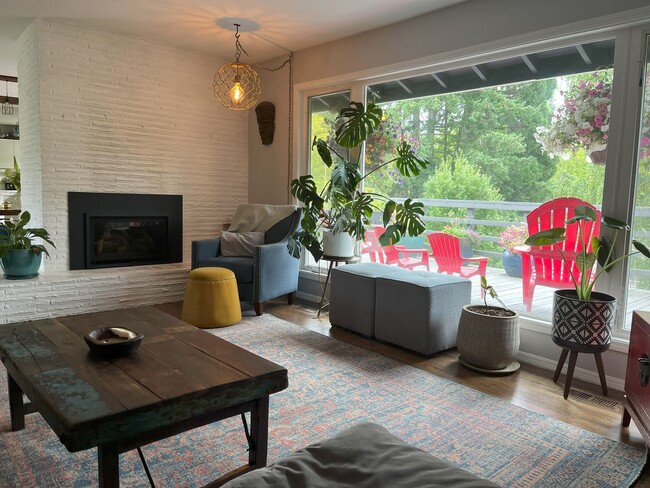 Building Photo - Spacious 4-Bedroom Home with Lush Landscap...