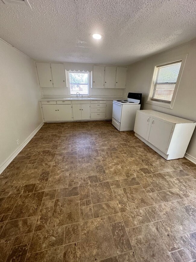 Building Photo - Charming 3 Bedroom House with Fenced Backyard | Conveniently Located near 820 and W. Camp Bowie