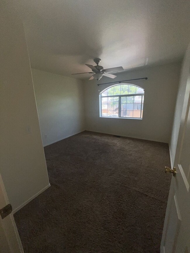 Building Photo - Close to Hospital Hill! 3 Bed/2 Bath Condo...