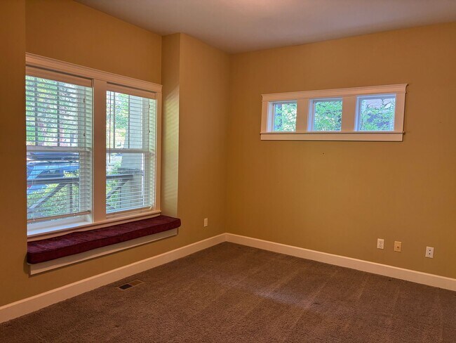 Building Photo - 3 Bed 2 Bath Single level - Fenced Yard-No...