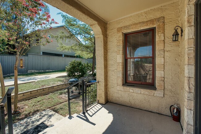 Building Photo - 526 Pershing Ave