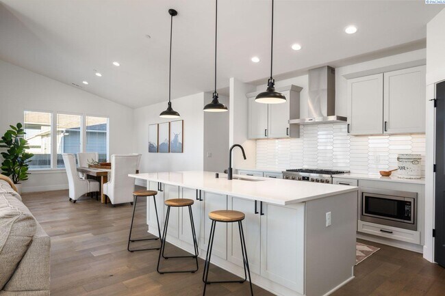 Building Photo - Generational suite w/separate entrance!