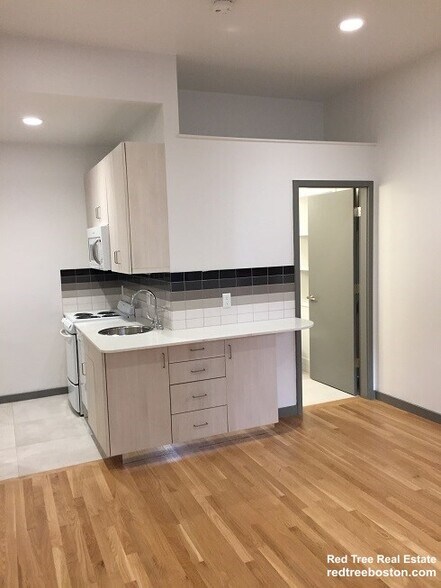 Building Photo - 144 Bowdoin St