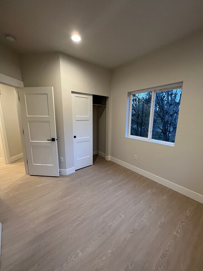 Building Photo - 10109 Alaska St S