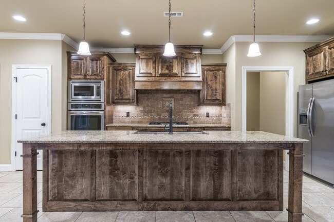 Building Photo - Beautiful Luxury Home!