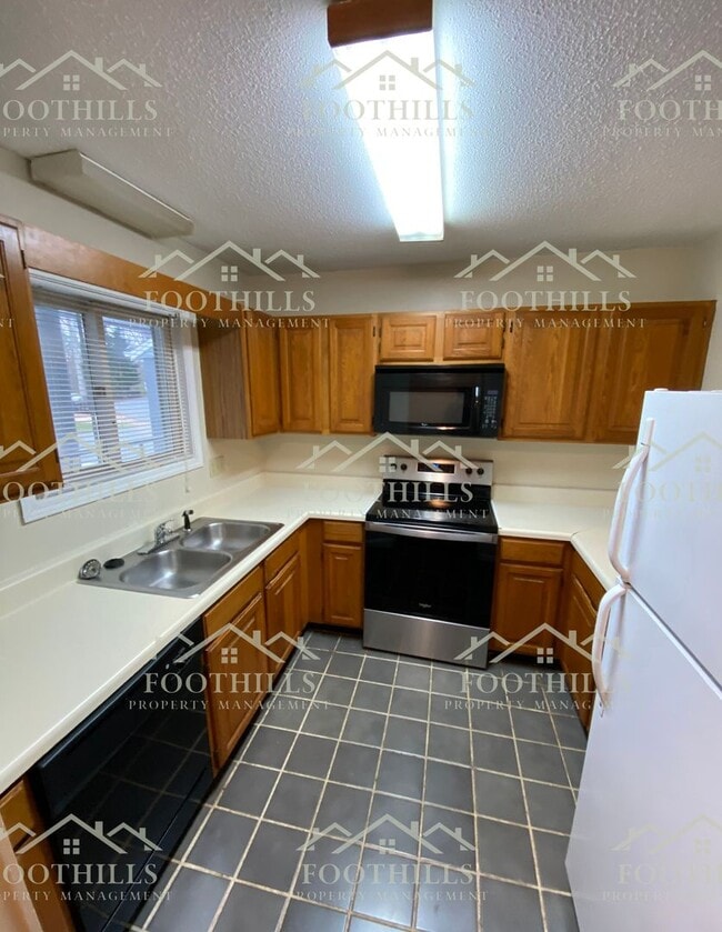 Building Photo - 2 bedroom, 2 bathroom condominium unit nea...