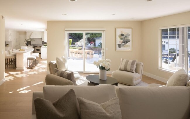 Building Photo - 10 Meadow Ln