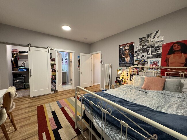 Building Photo - 6 Bed 5 Bath House Newer Updated Near Happy Valley, Fairhaven, WWU