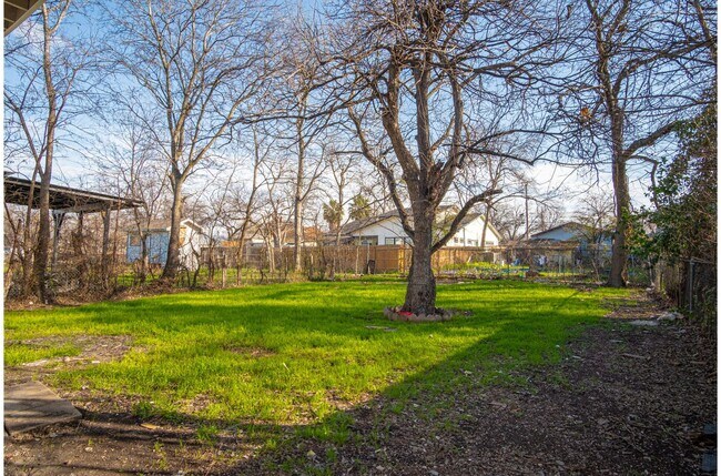 Building Photo - Charming 2BR 1BA Near Downtown