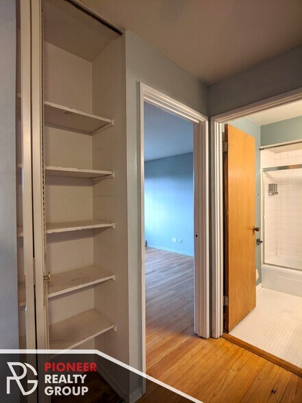 Building Photo - 665 W Wrightwood Ave
