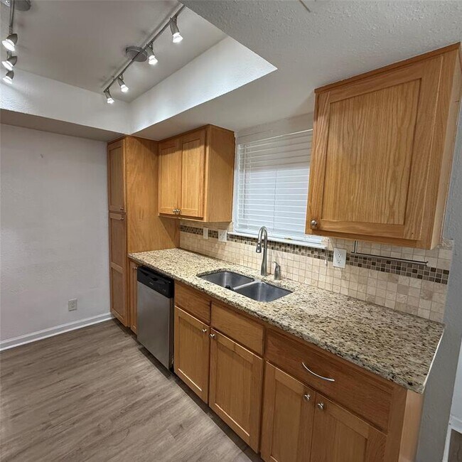 Building Photo - 1500 Wroxton Way