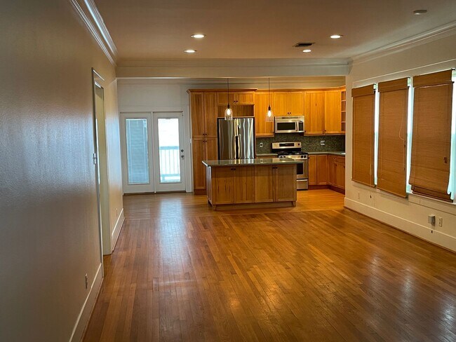 Building Photo - Freshly updated 2/2/Study home